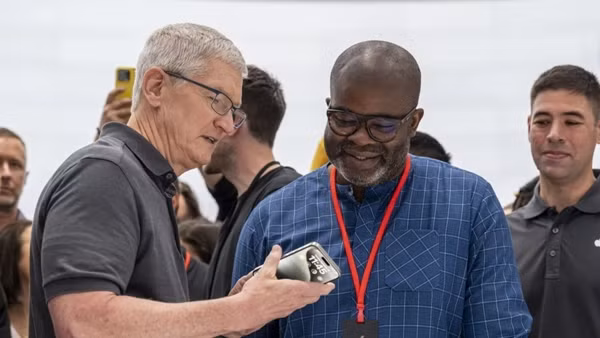 Tim Cook (trái) cầm một chiếc iPhone 15 Pro Max. Ảnh: Bloomberg.