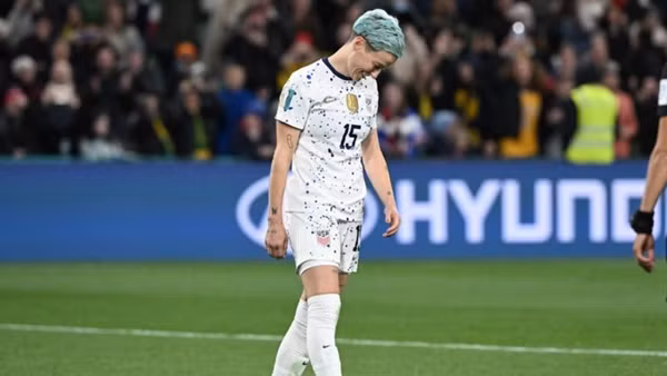 Sút hỏng penalty nhưng Rapinoe lại cười. Ảnh: William West/ AFP.