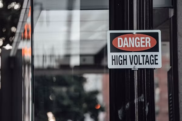 Các trạm biến áp đều có bảng cảnh báo nguy hiểm nhưng rắn không biết đọc. Ảnh minh họa: CLDF Systems. Các trạm biến áp đều có bảng cảnh báo nguy hiểm nhưng rắn không biết đọc. Ảnh minh họa: CLDF Systems.