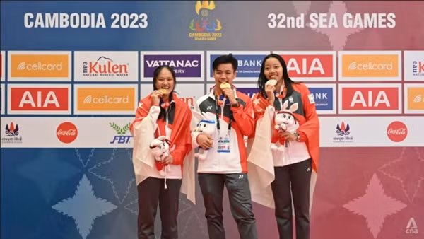 Elle Koh, Samuel Robson và Kiria Tikanah là các VĐV đấu kiếm của Singapore giành huy chương tại SEA Games 32. Ảnh: Jeremy Long/ CNA.