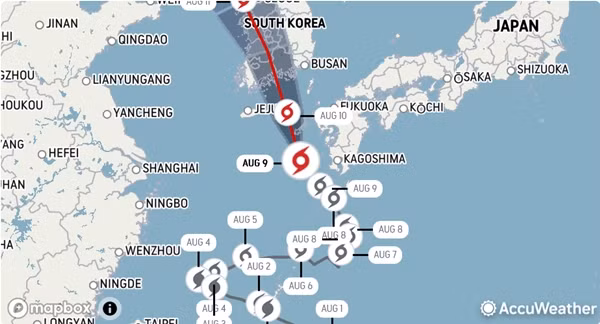 Bão Khanun di chuyển "chậm khác thường" và rất ngoằn ngoèo. Ảnh: AccuWeather.
