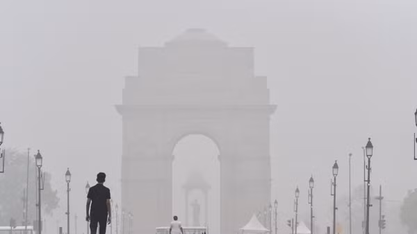 Sương mù bất thường bao phủ thủ đô Delhi vào ngày 4/5. Ảnh: PTI. Sương mù bất thường bao phủ thủ đô Delhi vào ngày 4/5. Ảnh: PTI.