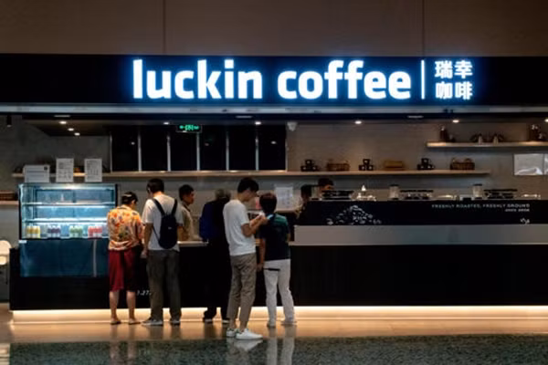 Luckin Coffee muốn nhân viên phải cẩn thận hơn. Ảnh: Getty.