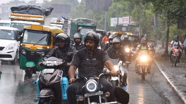 Người tham gia giao thông ở Delhi vào thời điểm trời mưa. Ảnh: SUSHIL KUMAR VERMA. Người tham gia giao thông ở Delhi vào thời điểm trời mưa. Ảnh: SUSHIL KUMAR VERMA.