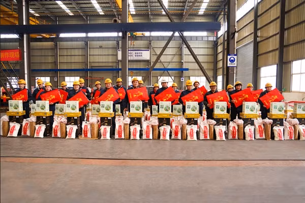 Những nhân viên về quê ăn Tết được tặng thêm quà là thực phẩm, đồ uống. Ảnh: Henan Mine. Những nhân viên về quê ăn Tết được tặng thêm quà là thực phẩm, đồ uống. Ảnh: Henan Mine.