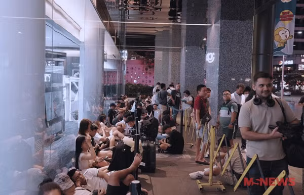 Phần lớn các fan Apple xếp hàng sớm ở Singapore là người Việt.