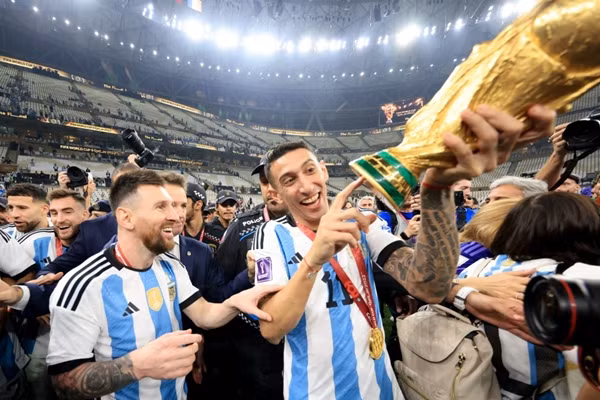 Di Maria giải thích cho Messi rằng đây là cúp giả. Ảnh: Getty. Di Maria giải thích cho Messi rằng đây là cúp giả. Ảnh: Getty.
