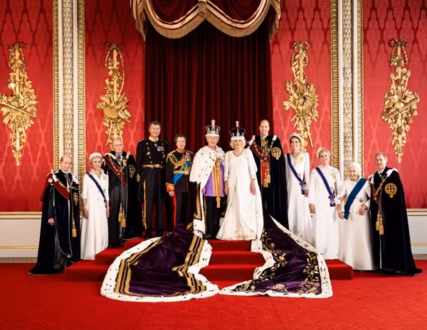 Ảnh chính thức của các thành viên Hoàng gia Anh. Ảnh: Hugo Burnand/ Royal Household 2023 via AP.