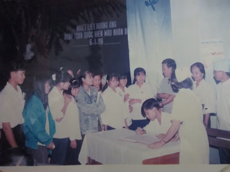 Sinh viên tham gia hiến máu tình nguyện tại Hà Nội năm 1996
