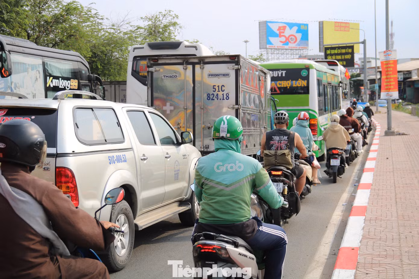 Hàng ngàn phương tiện nhích từng chút một ở cửa ngõ phía Tây TPHCM.