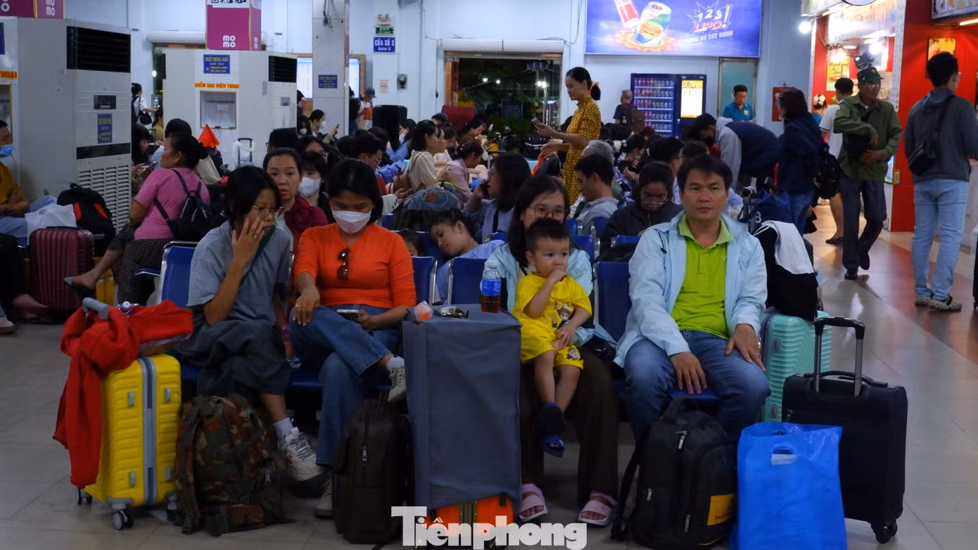 Dự kiến vào buổi tối, các chuyến tàu như SE30 (đi Quy Nhơn), SNT2, SNT4, SNT6 (đi Nha Trang) tiếp tục xuất phát.