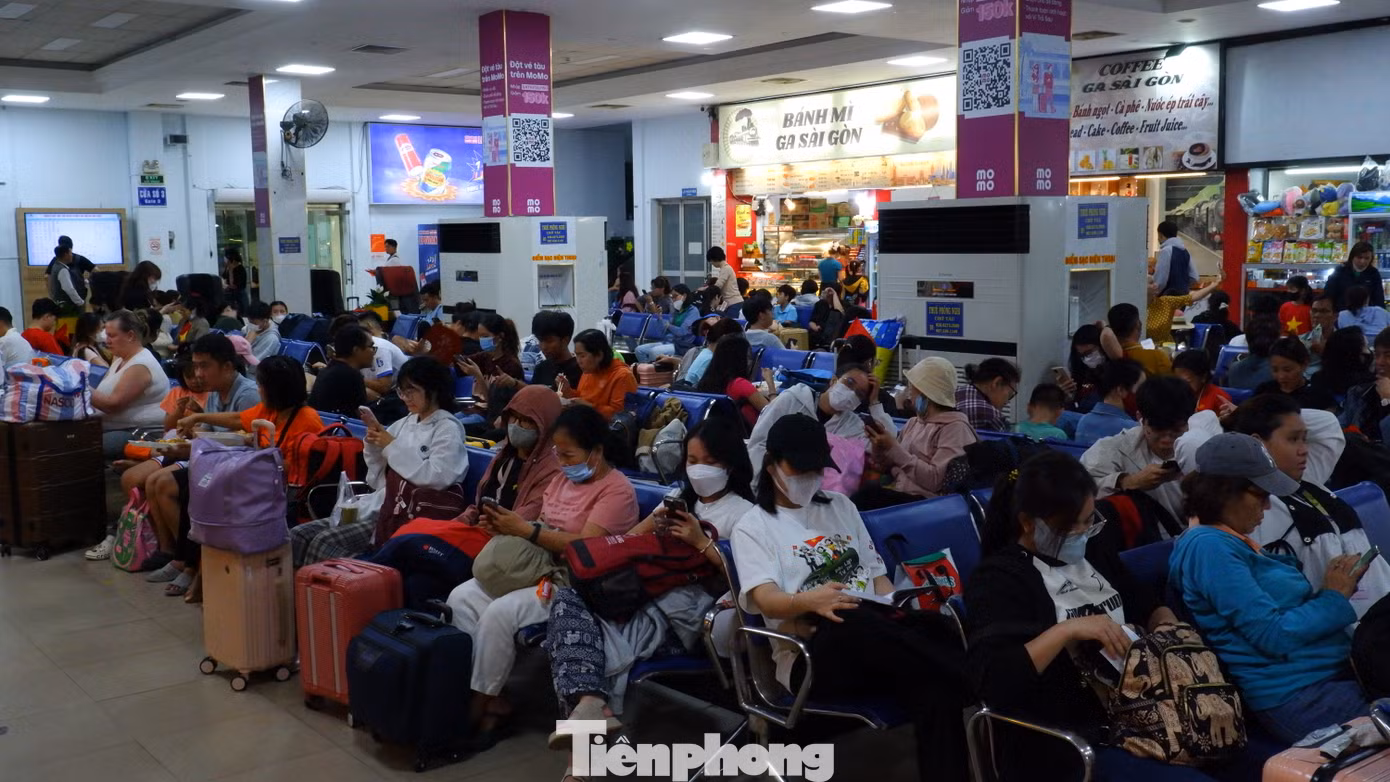 Theo ghi nhận của phóng viên, từ chiều tối 29/4, ga Sài Gòn (quận 3, TPHCM) đã tấp nập hành khách. Đại diện Chi nhánh vận tải đường sắt Sài Gòn cho biết trong hôm nay (29/4), ngành đường sắt tổ chức 13 chuyến tàu xuất phát từ TPHCM đi các tỉnh thành như Quy Nhơn, Nha Trang, Phan Thiết, Đà Nẵng và Hà Nội.