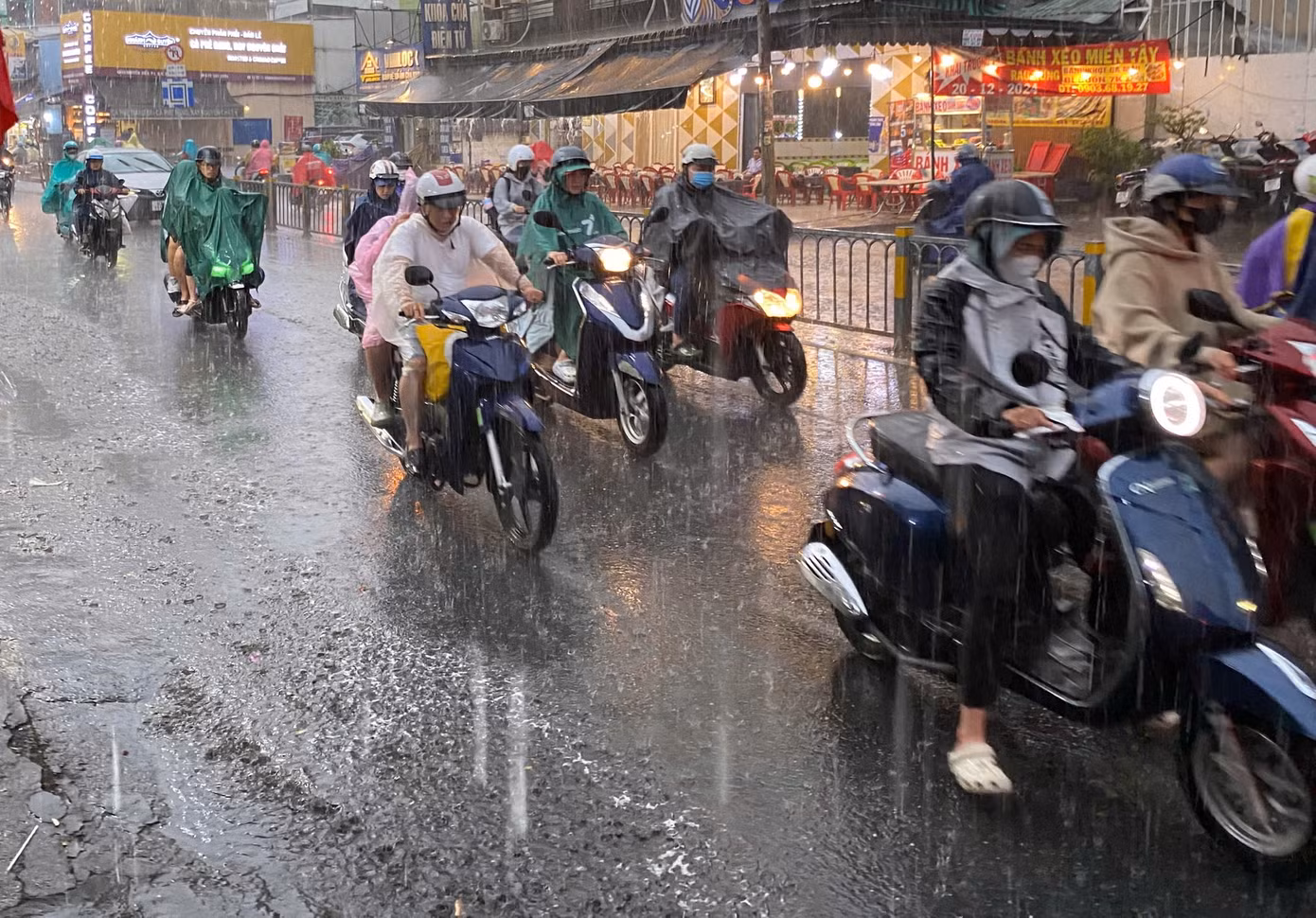 Trong những ngày cuối tuần, khu vực TPHCM có mây thay đổi, ngày nắng, chiều và tối có mưa rào và dông rải rác, có nơi mưa vừa, cục bộ mưa to, một số khu vực có xác suất mưa từ 60-65%. Ảnh minh họa: Hữu Huy