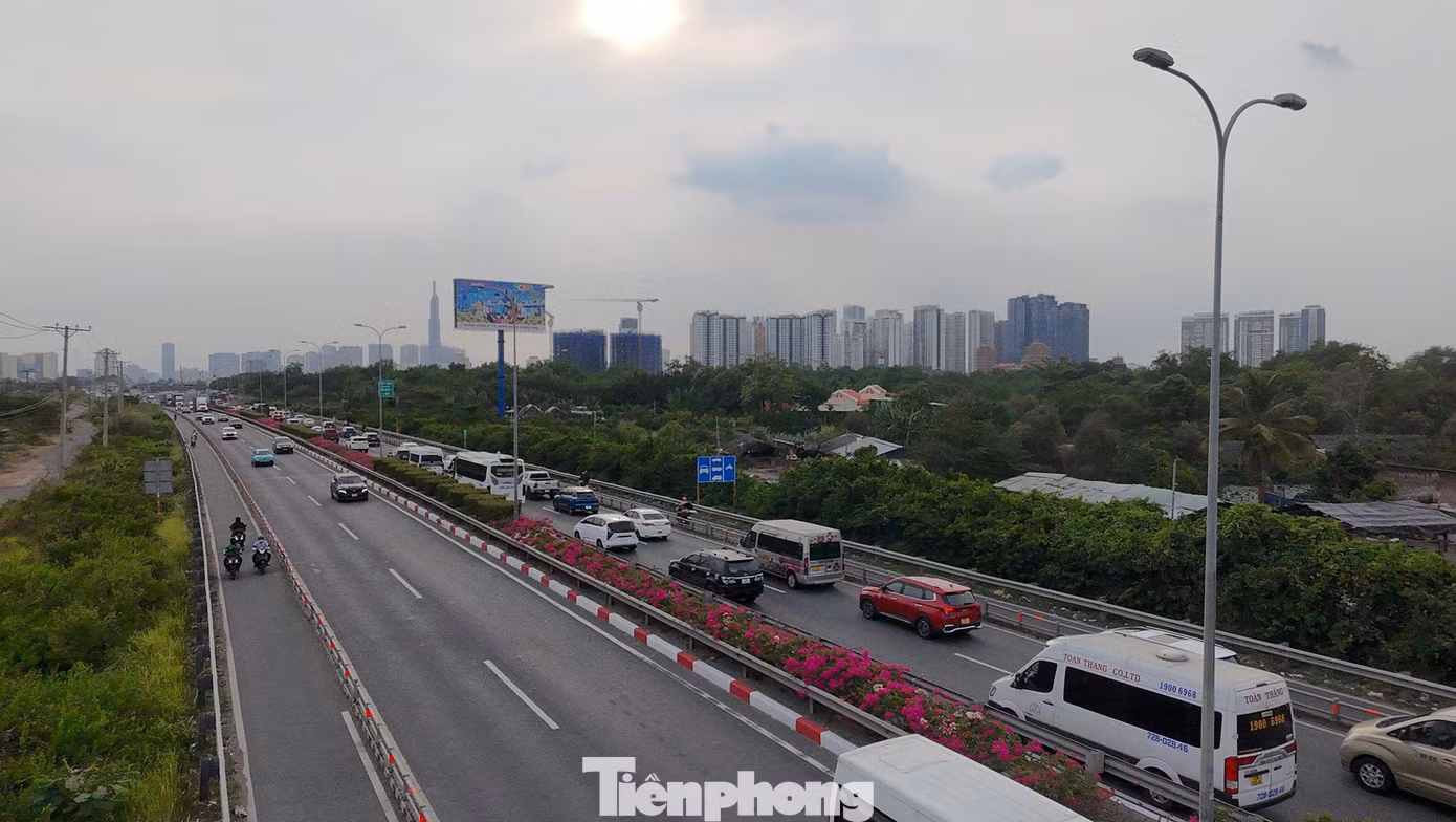 Trên cao tốc TPHCM - Long Thành - Dầu Giây, giao thông thông thoáng theo hướng TPHCM đi Đồng Nai, Trong khi đó, ở hướng ngược lại đi TPHCM, dòng phương tiện nối đuôi xếp hàng di chuyển.