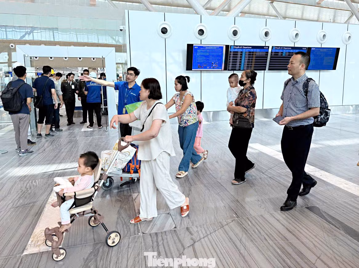 Cảng Hàng không quốc tế Tân Sơn Nhất cho biết, trong hôm nay dự kiến cảng sẽ khai thác 744 chuyến bay đi và đến với hơn 120.000 lượt hành khách. Trong đó, ga trong nước có gần 70.000 hành khách (khách đến gần 39.000 lượt và khách đi hơn hơn 30.800 lượt); ga quốc tế có hơn 50.000 lượt hành khách (khách đi 27.664 lượt và khách đến là hơn 22.300 lượt).