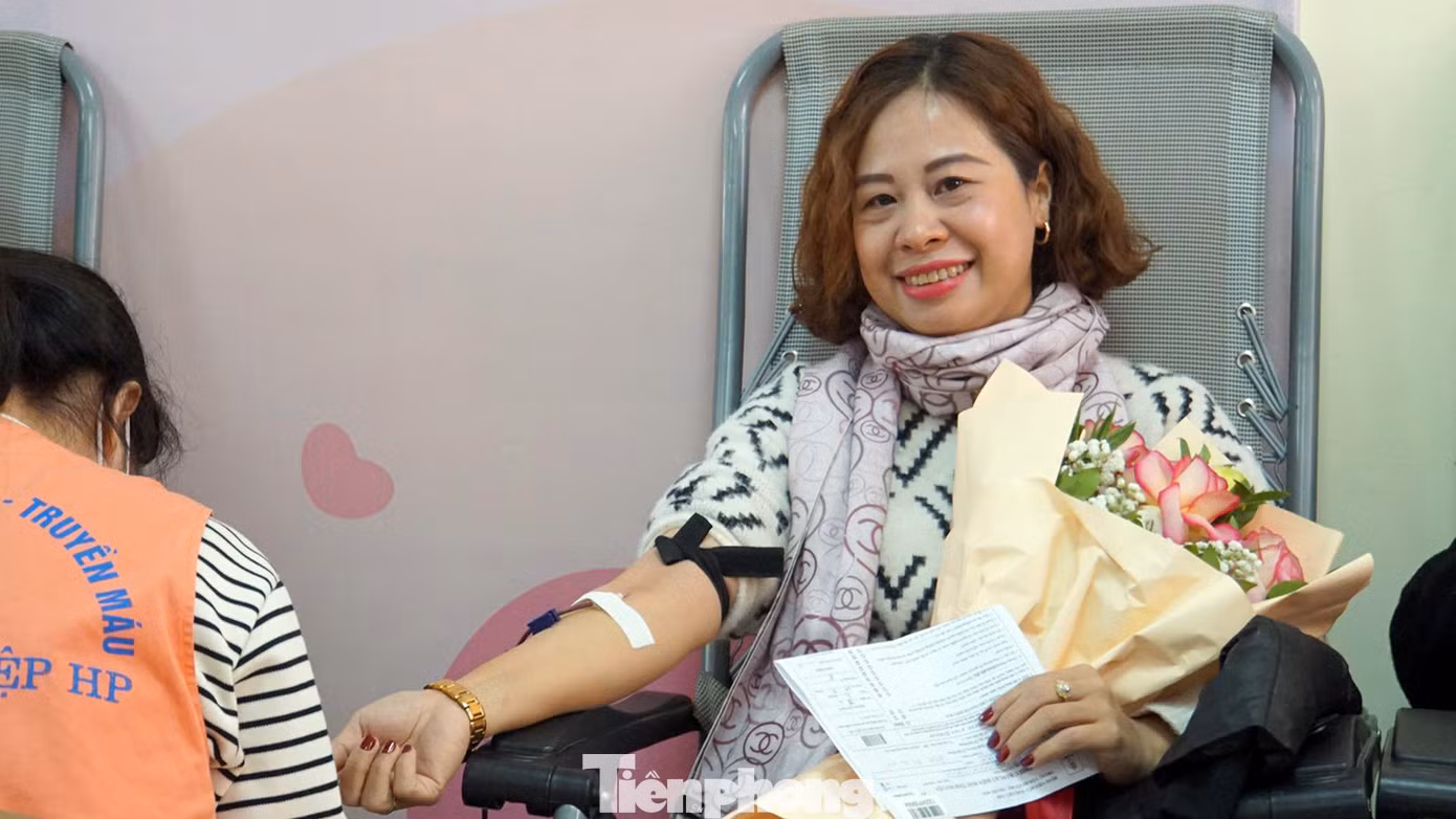 Chị Đinh Thị Thanh Hải - cán bộ Trường Đại học Hàng hải Việt Nam chia sẻ, thông qua fanpage và thông báo nhà trường chị biết đến chương trình hiến máu tình nguyện Chủ Nhật Đỏ và CLB hiến máu nhà trường, chị rủ đồng nghiệp tới tham gia hiến máu cùng các bạn trẻ, sinh viên.
