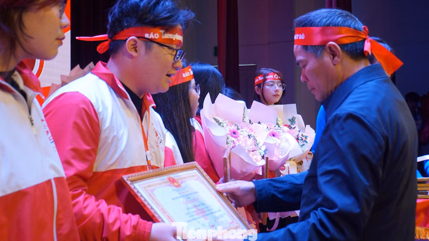 Đại diện Hội Chữ Thập đỏ thành phố cũng tặng giấy khen cho nhiều bạn trẻ, sinh viên, tình nguyện viên có thành tích xuất sắc trong công tác vận động, tổ chức hiến máu.