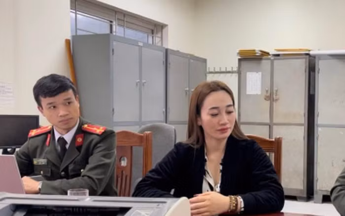 Công an thị xã Kinh Môn làm việc với cô đồng bổ cau xem bói hồi tháng 2/2023.