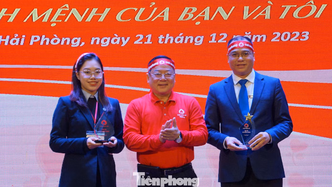 Nhân dịp này, nhà báo Lê Xuân Sơn - Tổng biên tập Báo Tiền Phong đại diện Ban Tổ chức tặng kỷ niệm chương, tặng hoa cho đại diện Ban Giám hiệu Trường Đại học Hàng hải và CLB hiến máu Đại học Hàng hải vì sự nỗ lực, phối hợp tổ chức ngày hội hiến máu, lan tỏa tinh thần tình nguyện.