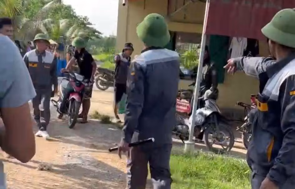 Nhóm người tới yêu cầu công nhân, lao động, người dân rời khỏi khu vực đầm nuôi trồng thủy sản tại xã Vinh Quang, huyện Tiên Lãng.