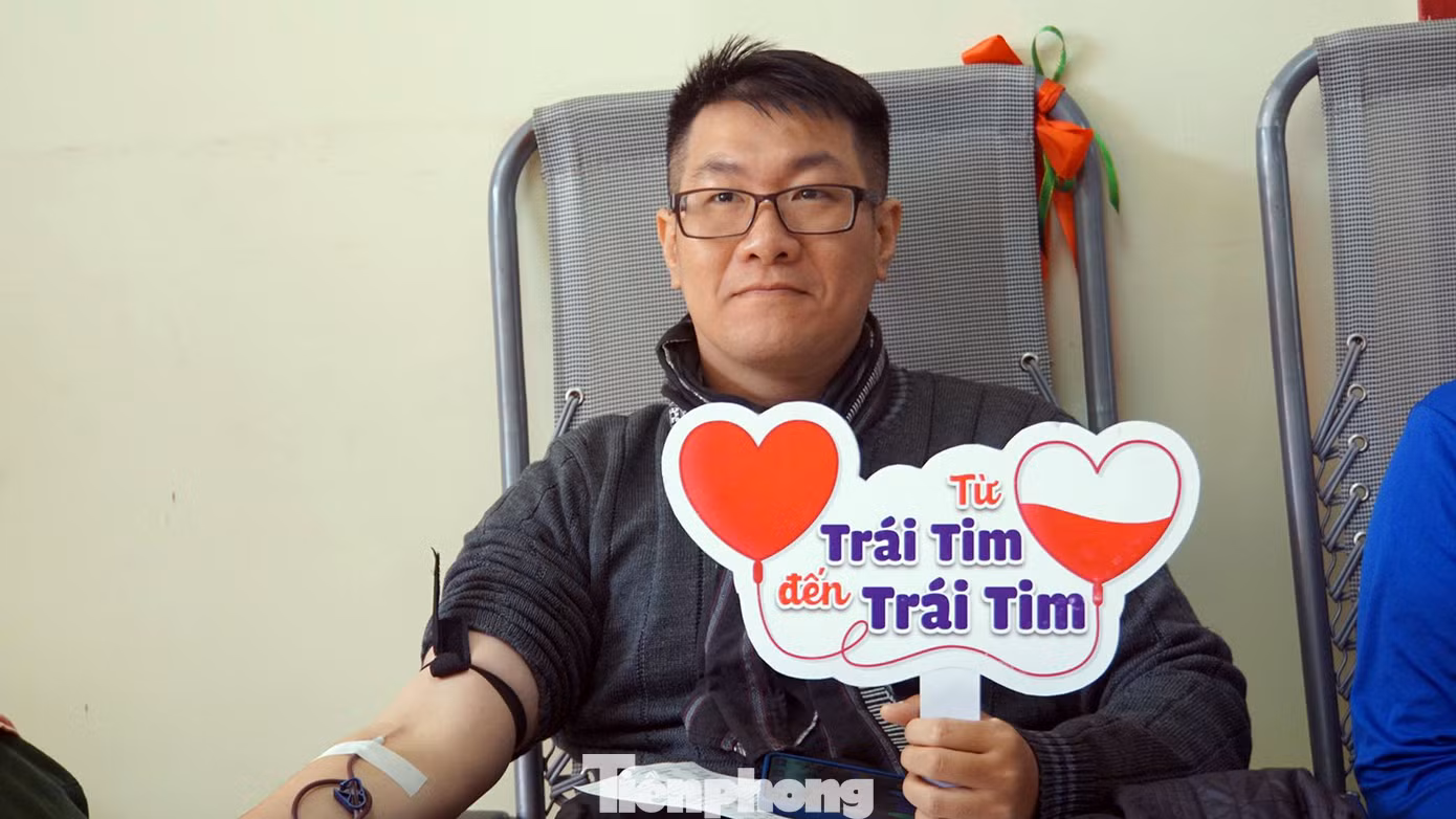 Nam giảng viên Trường Đại học Hàng hải Việt Nam đăng ký hiến máu.