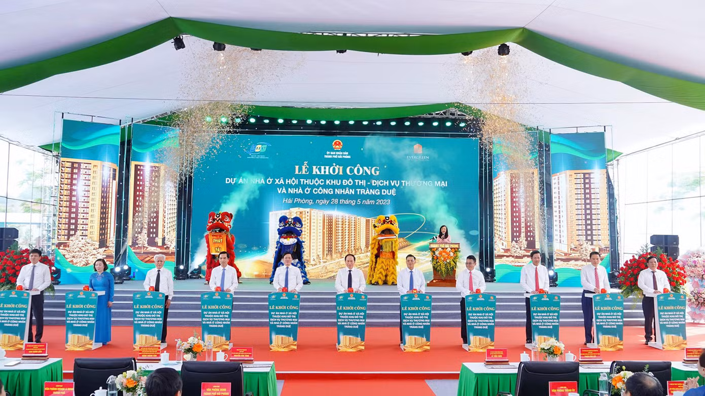 Lãnh đạo TP Hải Phòng bấm nút khởi công dự án.