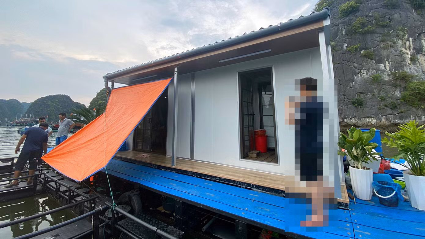 Trong khi đó, căn nhà nổi mới làm bằng mái tôn, tường thạch cao của gia đình ông Hải không có khoảng sân trống dựng bạt che nắng nên những ngày hè oi bức vừa qua, gia đình ông chật vật chống nóng. Trong khi đó, căn nhà nổi mới làm bằng mái tôn, tường thạch cao của gia đình ông Hải không có khoảng sân trống dựng bạt che nắng nên những ngày hè oi bức vừa qua, gia đình ông chật vật chống nóng.