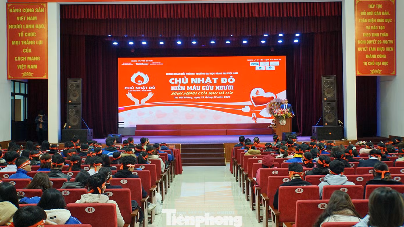 Sáng 21/12, Báo Tiền Phong phối hợp với Trường Đại học Hàng hải Việt Nam tổ chức ngày Chủ Nhật Đỏ "Hiếu máu cứu người - sinh mệnh của bạn và tôi". Ngày hội hiến máu nằm trong chương trình Chủ Nhật Đỏ lần thứ XVI năm 2024 do Báo Tiền Phong chủ trì phối hợp với Ủy ban ATGT quốc gia, Viện Huyết học - Truyền máu T.Ư và các tỉnh thành phố, các trường học, đơn vị... tổ chức.