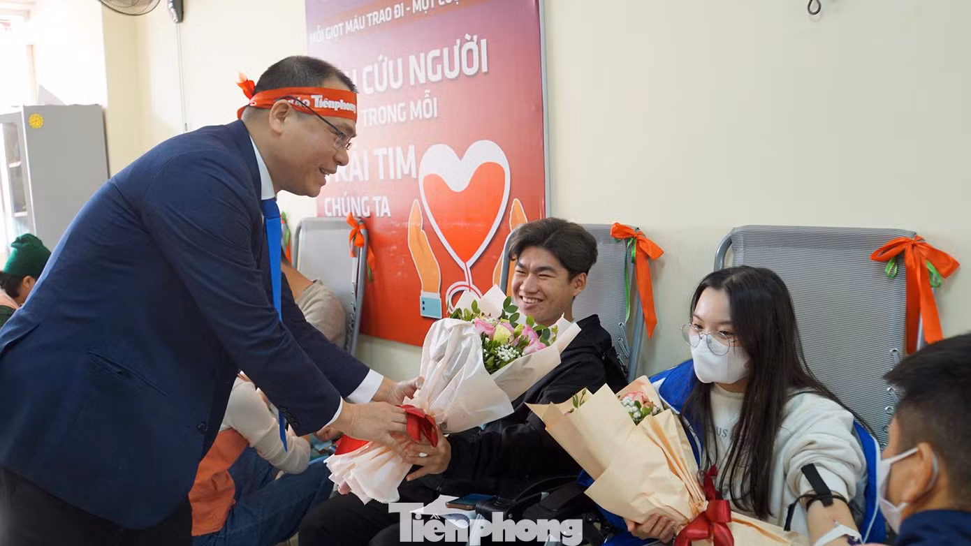 PGS. TS Nguyễn Minh Đức - Phó Hiệu trưởng Đại học Hàng hải Việt Nam thăm hỏi, tặng hoa cho các tình nguyện viên hiến máu.