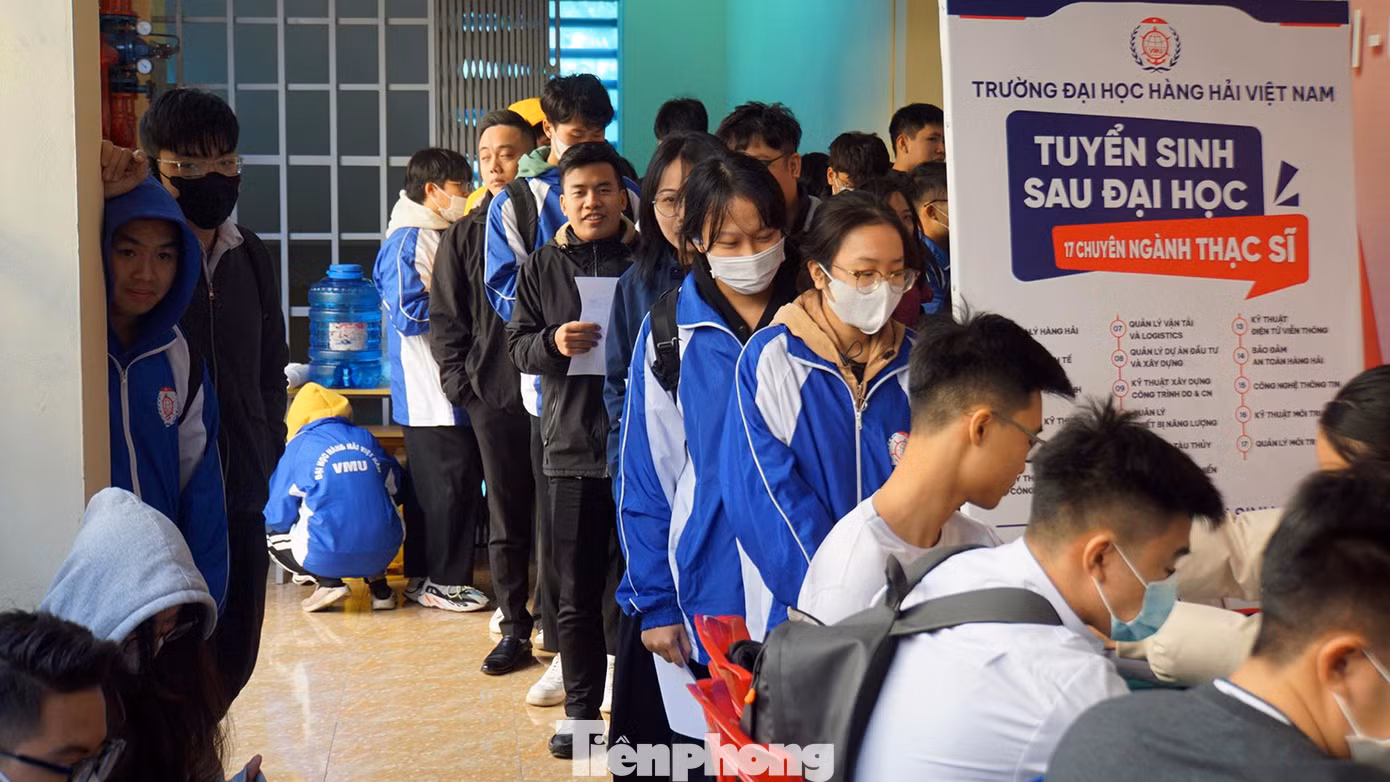 Từ sớm, hàng trăm cán bộ giảng viên, sinh viên Đại học Hàng hải Việt Nam xếp hàng đăng ký hiến máu.