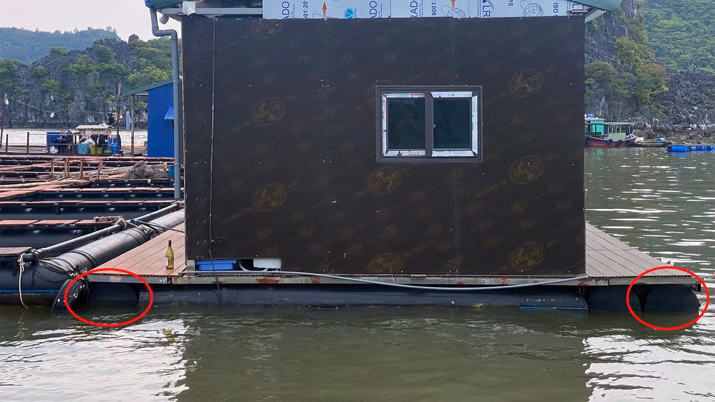 Theo các ngư dân, thậm chí có hộ mới đưa nhà ở và ô lồng vào sử dụng không lâu, căn nhà nổi bất ngờ bị nghiêng, nguy cơ bị đắm nên họ khẩn cấp báo đơn vị thi công. Sau đó, nhân viên công ty xuống lắp thêm phao nhựa chịu lực cho người dân. Theo các ngư dân, thậm chí có hộ mới đưa nhà ở và ô lồng vào sử dụng không lâu, căn nhà nổi bất ngờ bị nghiêng, nguy cơ bị đắm nên họ khẩn cấp báo đơn vị thi công. Sau đó, nhân viên công ty xuống lắp thêm phao nhựa chịu lực cho người dân.