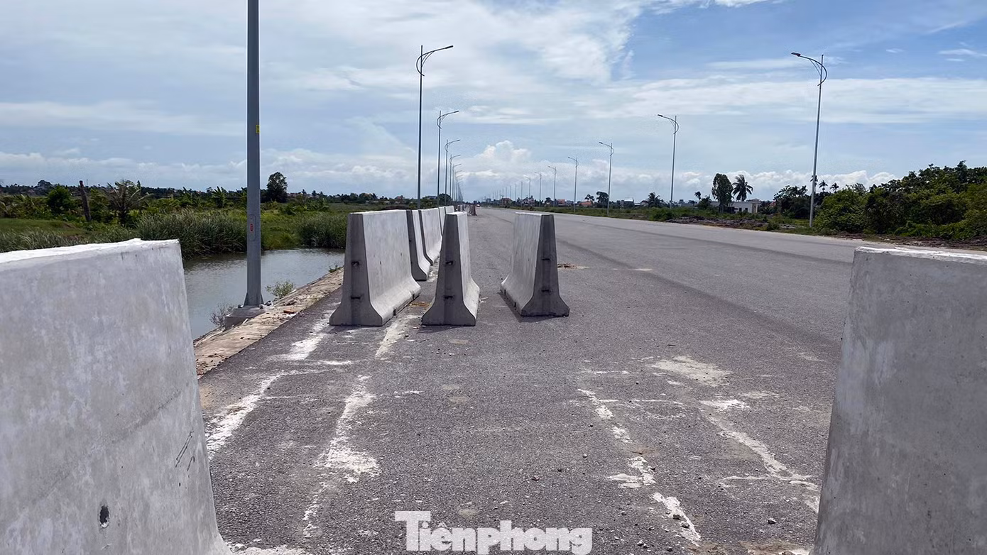 Dải phân cách bằng bê tông dựng dọc đường, che khuất tầm nhìn của tài xế từ đường dân sinh hướng ra đường ven biển, đoạn qua địa phận phường Minh Đức (Đồ Sơn, Hải Phòng). Dải phân cách bằng bê tông dựng dọc đường, che khuất tầm nhìn của tài xế từ đường dân sinh hướng ra đường ven biển, đoạn qua địa phận phường Minh Đức (Đồ Sơn, Hải Phòng).