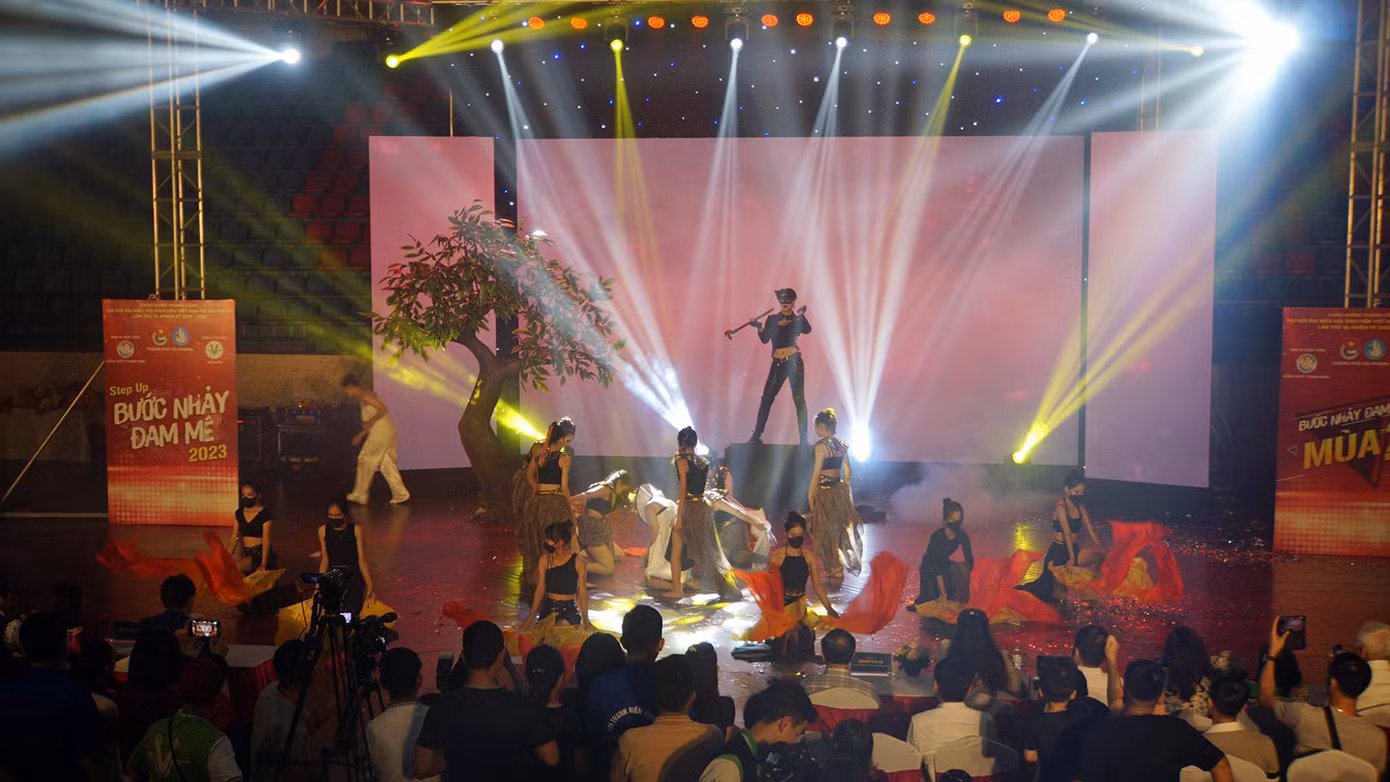 Sân khấu đêm chung kết "Step up - Bước nhảy đam mê" mùa 2 năm 2023 tại TP Hải Phòng. Sân khấu đêm chung kết "Step up - Bước nhảy đam mê" mùa 2 năm 2023 tại TP Hải Phòng.