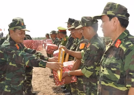 Trung tướng Nguyễn Phương Nam, Tư lệnh Quân khu trao bằng khen cho các đơn vị hoàn thành tốt bài diễn tập