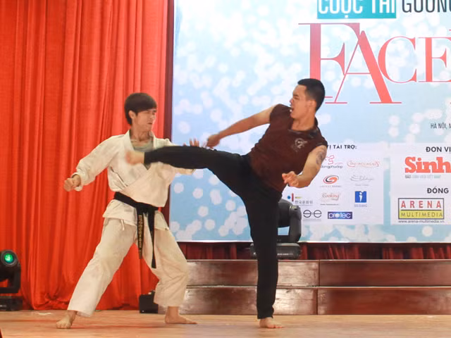 Màn đấu võ của Lê Đặng Thủy - Đại học Phương Đông (áo trắng)