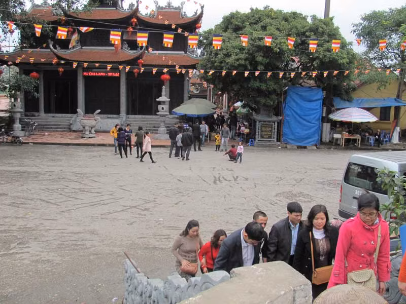 Đông đảo du khách đến chùa Thành cúng lễ, cầu siêu cho các chiến sĩ bảo vệ thị xã Lạng Sơn