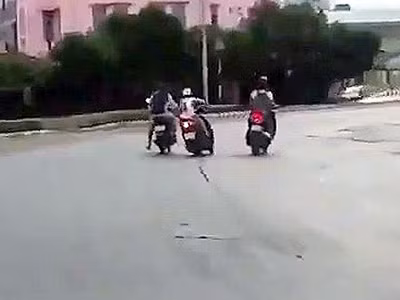 Pha và Dũng đang giật túi xách