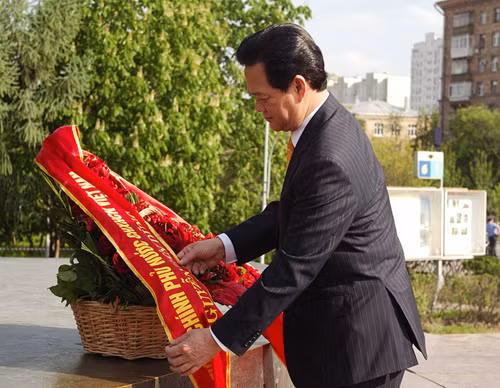 Thủ tướng Nguyễn Tấn Dũng dâng hoa tại Tượng đài Bác Hồ ở Moscow. Ảnh: VGP/Nhật Bắc