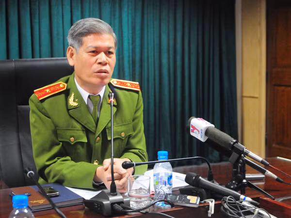 Thiếu tướng Đỗ Đình Nghị trả lời báo chí chiều 12-11. Ảnh: Tuấn Nguyễn. Thiếu tướng Đỗ Đình Nghị, Phó Tổng cục trưởng Tổng Cục cảnh sát QLHC về TTATXH - Bộ Công an trả lời báo chí chiều 12-11. Ảnh: Tuấn Nguyễn