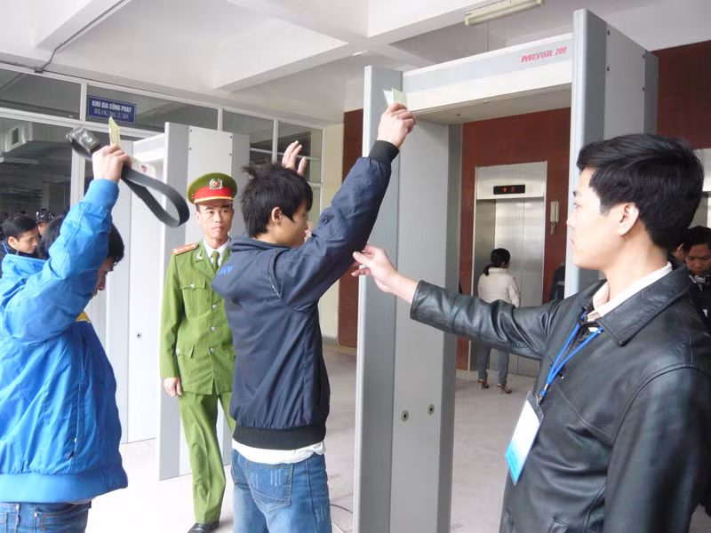 Lực lượng công an kiểm tra thí sinh mang điện thoại vào phòng thi