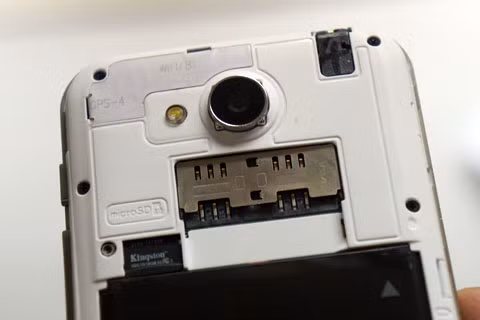 Thẻ nhớ mở rộng microSD hỗ trợ 64GB. Thẻ nhớ mở rộng microSD hỗ trợ 64GB