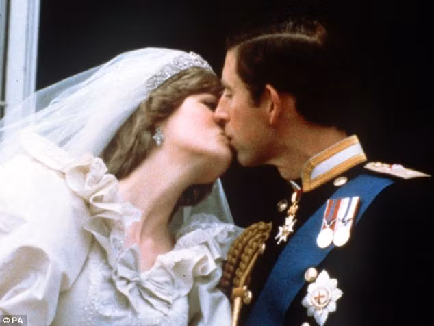 Nụ hôn trên cung điện Buckingham của Thái tử Charles và Công nương Diana