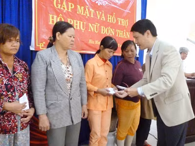 Đại diện lãnh đạo HĐND TP Đà Nẵng trao quà Tết Quý Tỵ cho chị em đơn thân