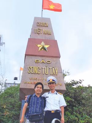 Phóng viên Tiền Phong cùng đảo trưởng Song Tử Tây Vũ Văn Cường