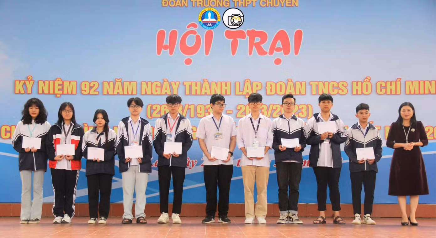 Anh Đức (thứ 6 từ trái sang) cùng nhiều học sinh nhà trường được tuyên dương. Ảnh: Đoàn trường THPT Sơn La