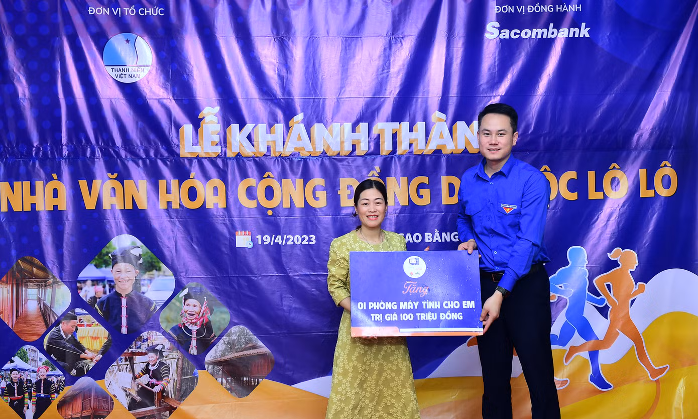 T.Ư Hội LHTN Việt Nam đã trao công trình phòng học máy tính tặng Trường Tiểu học Kim Cúc (xã Kim Cúc, huyện Bảo Lạc, tỉnh Cao Bằng) trị giá 100 triệu đồng; trao 88 suất quà, mỗi suất 250 nghìn đồng; tặng các hộ gia đình có hoàn cảnh khó khăn sinh sống tại xóm Cốc Xả. Ảnh: Xuân Tùng