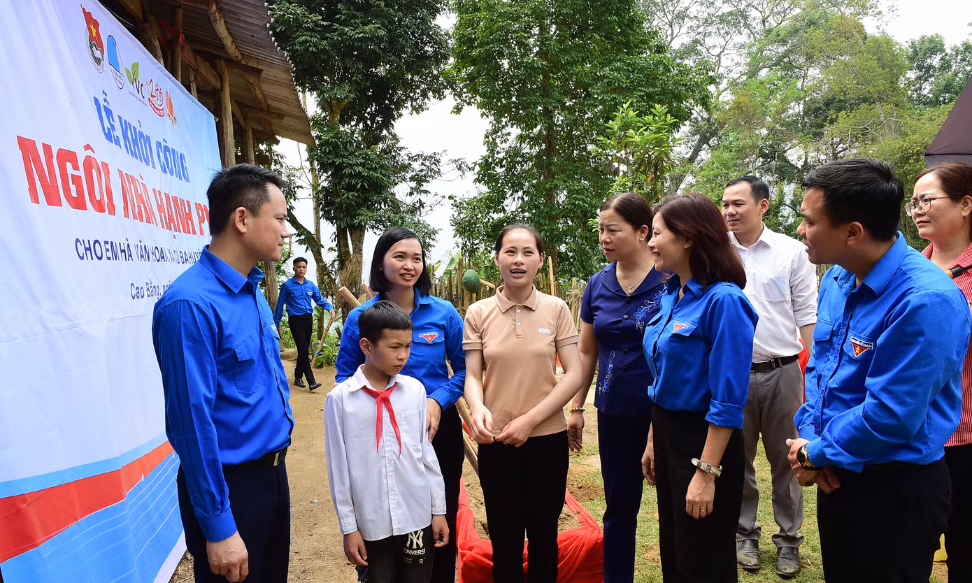 Em Hà Văn Hoan là học sinh dân tộc thiểu số có hoàn cảnh đặc biệt khó khăn, mồ côi cả bố và mẹ. Em Hoan đang sống cùng chị gái trong một căn nhà gỗ đã xuống cấp nghiêm trọng, vô cùng nguy hiểm khi trời có mưa lũ tại xóm Nà Lùng (xã Cô Ba, huyện Bảo Lạc). Ảnh: Xuân Tùng