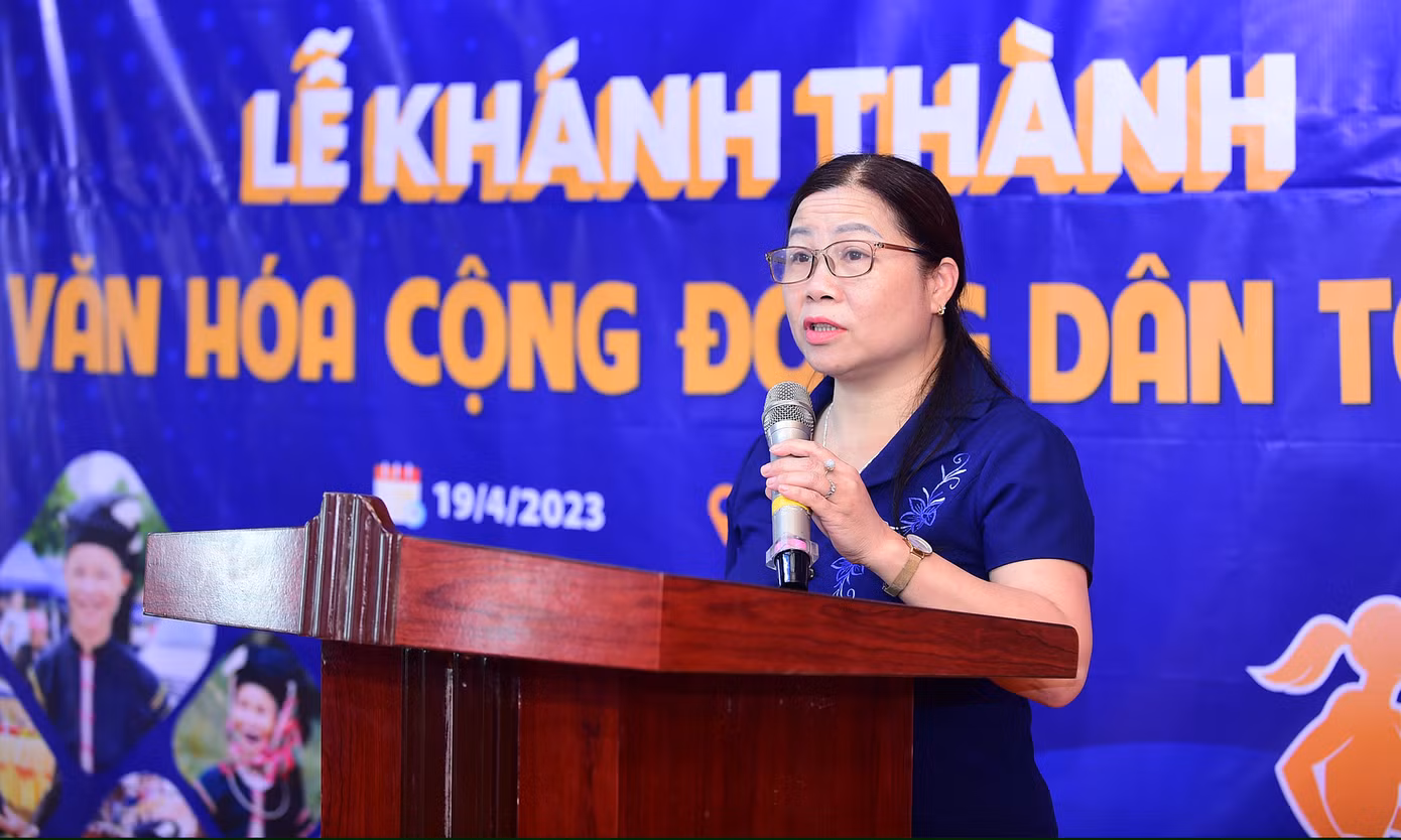 Bà Hứa Thị Thu, Phó Bí thư thường trực huyện ủy Bảo Lạc bày tỏ, từ đây bà con nhân dân xóm Cốc Xả đã có nhà văn hóa sinh hoạt cộng đồng khang trang, rộng lớn, đúng với bản sắc văn hóa dân tộc Lô Lô, đáp ứng được lòng mong mỏi và nhu cầu sinh hoạt của bà con; đồng thời là không gian để bảo tồn các giá trị văn hóa truyền thống của người dân tộc Lô Lô. Ảnh: Xuân Tùng