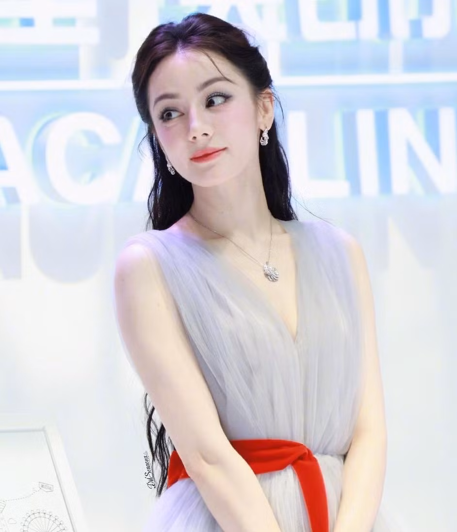 Ngoài ra, Địch Lệ Nhiệt Ba còn có duyên khi tham gia show giải trí. Đây là nơi nữ diễn viên thể hiện tính cách thật của mình. Khán giả cũng yêu mến sự chăm chỉ, nhiệt tình, tính cách vui vẻ của Nhiệt Ba trong show. Chính vì vậy, không hề sai khi nói danh tiếng của Địch Lệ Nhiệt Ba có được là nhờ tham gia các show giải trí trực tuyến. Ngoài ra, Địch Lệ Nhiệt Ba còn có duyên khi tham gia show giải trí. Đây là nơi nữ diễn viên thể hiện tính cách thật của mình. Khán giả cũng yêu mến sự chăm chỉ, nhiệt tình, tính cách vui vẻ của Nhiệt Ba trong show. Chính vì vậy, không hề sai khi nói danh tiếng của Địch Lệ Nhiệt Ba có được là nhờ tham gia các show giải trí trực tuyến.