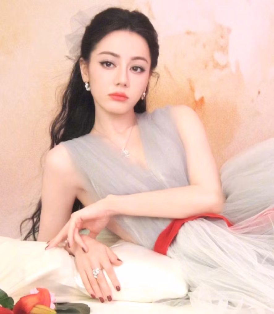 Tuy nhiên, lời chia sẻ của Địch Lệ Nhiệt Ba vô tình khiến đàn chị Đường Yên chịu liên lụy. Công chúng cho rằng Đường Yên khi đó vào đoàn phim muộn, thấy nhà sản xuất ưu ái Địch Lệ Nhiệt Ba nên gây áp lực, muốn thay thế đàn em. Sự việc ầm ĩ tới mức phía Đường Yên phải ra văn bản yêu cầu truyền thông và công chúng không xuyên tạc đưa tin thất thiệt. Tuy nhiên, lời chia sẻ của Địch Lệ Nhiệt Ba vô tình khiến đàn chị Đường Yên chịu liên lụy. Công chúng cho rằng Đường Yên khi đó vào đoàn phim muộn, thấy nhà sản xuất ưu ái Địch Lệ Nhiệt Ba nên gây áp lực, muốn thay thế đàn em. Sự việc ầm ĩ tới mức phía Đường Yên phải ra văn bản yêu cầu truyền thông và công chúng không xuyên tạc đưa tin thất thiệt.